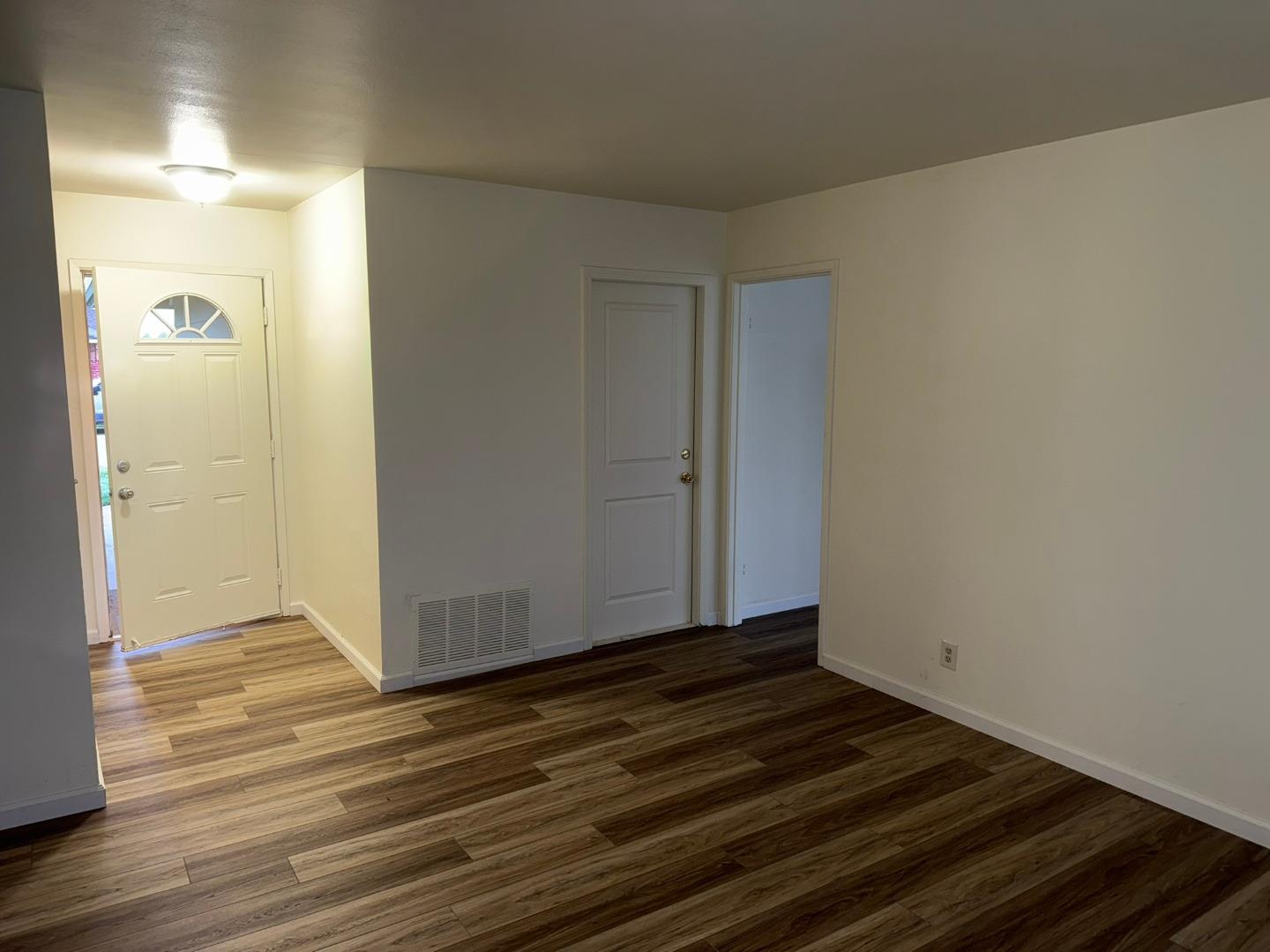 Detail Gallery Image 4 of 19 For 18650 Swaner Ave, Salinas,  CA 93906 - 3 Beds | 2 Baths