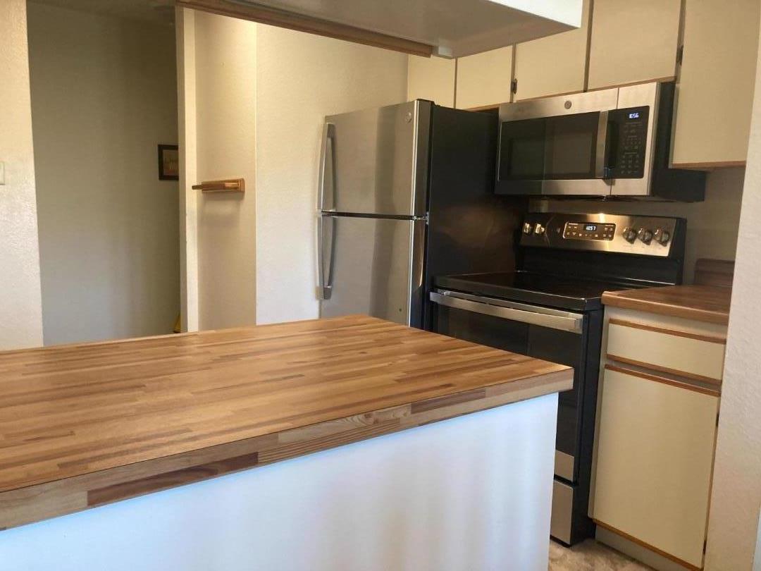 Detail Gallery Image 3 of 26 For 2316 Shelter Creek Ln, San Bruno,  CA 94066 - 2 Beds | 2 Baths