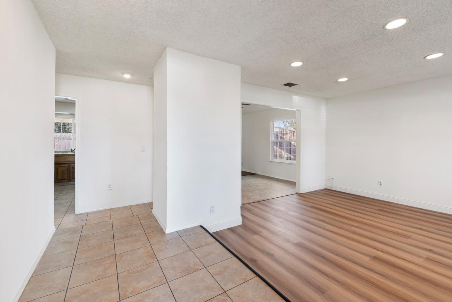 Detail Gallery Image 4 of 27 For 2820 Driftwood Dr, Madera,  CA 93637 - 4 Beds | 2 Baths