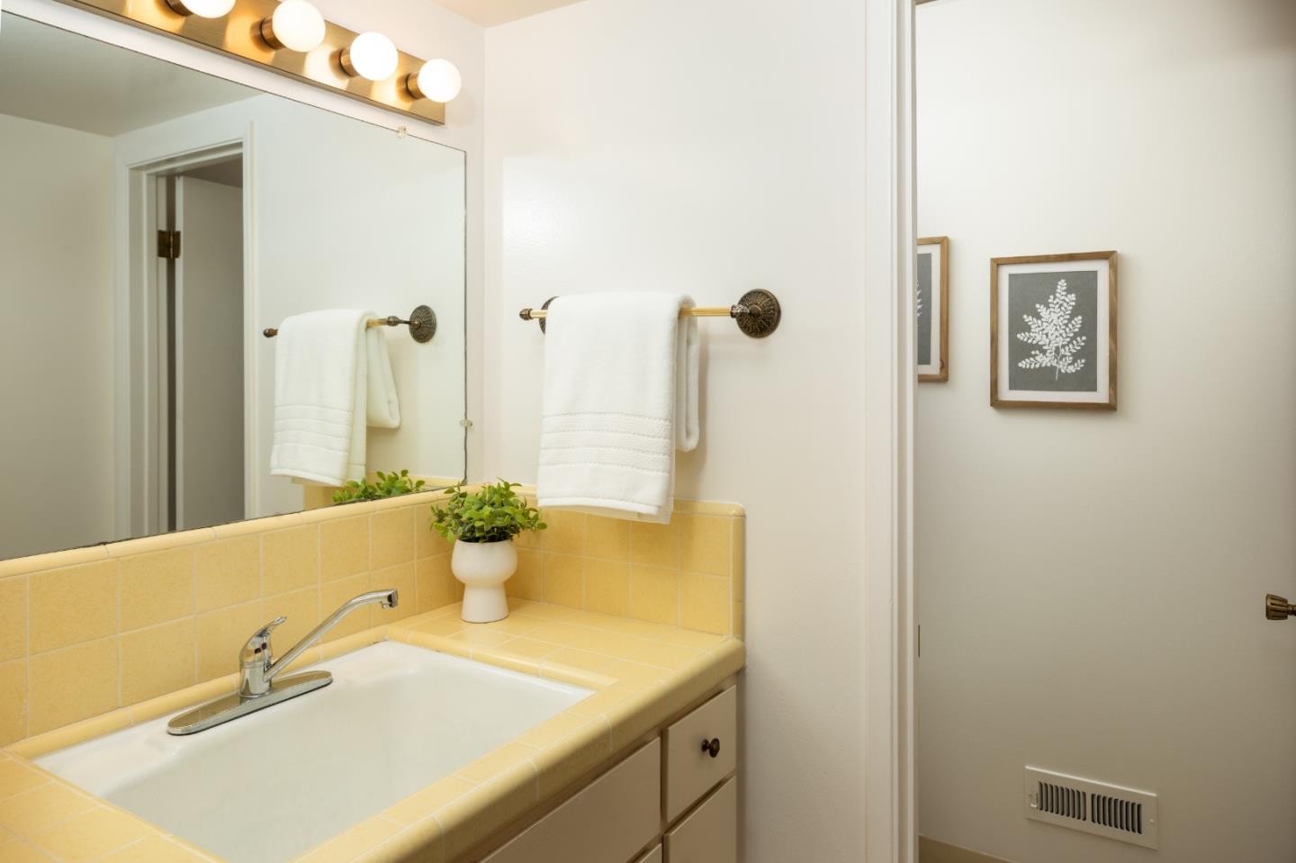 Detail Gallery Image 17 of 32 For 1506 Robsheal Dr, San Jose,  CA 95125 - 3 Beds | 2/1 Baths