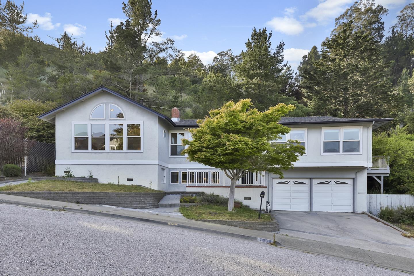 Detail Gallery Image 2 of 55 For 1050 Yosemite Dr, Pacifica,  CA 94044 - 4 Beds | 3 Baths