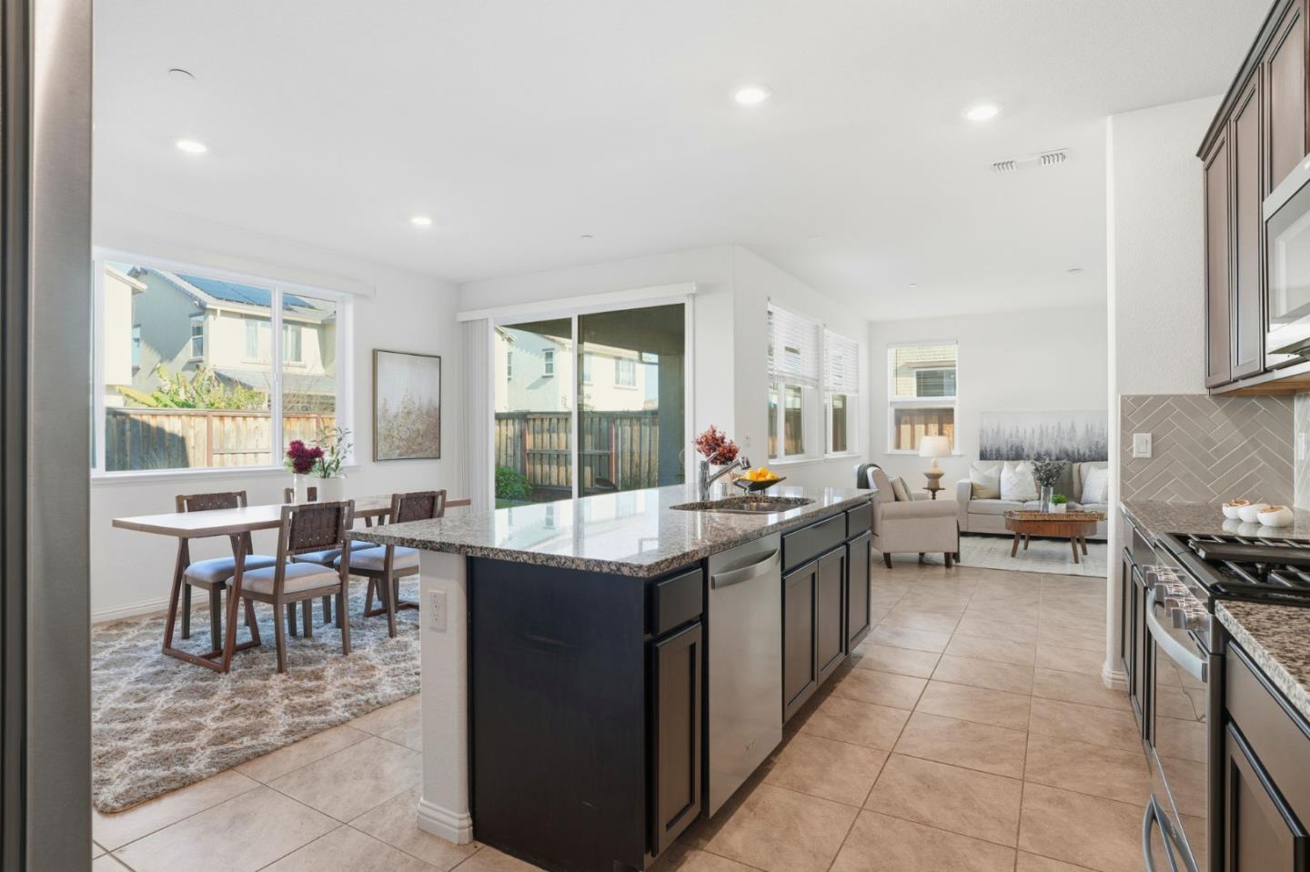 Detail Gallery Image 7 of 21 For 2733 Penrose Ln, Lathrop,  CA 95330 - 5 Beds | 3 Baths