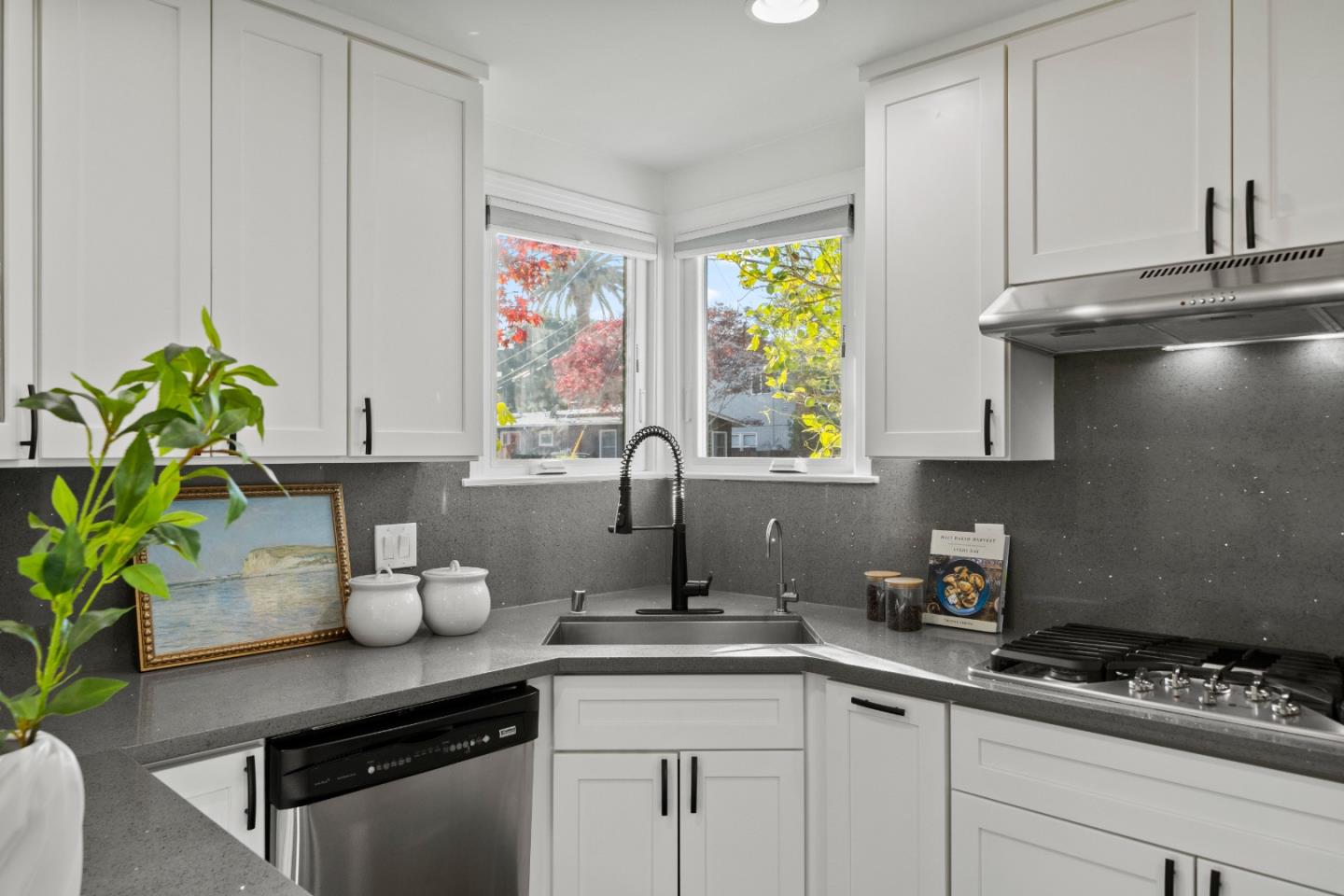 Detail Gallery Image 10 of 39 For 108 Durham St, Menlo Park,  CA 94025 - 3 Beds | 2 Baths