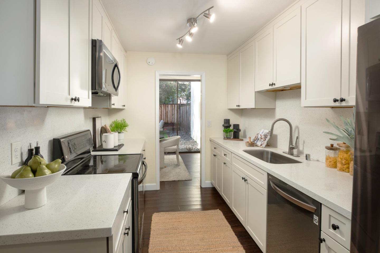 Detail Gallery Image 10 of 24 For 4014 Villa Vera, Palo Alto,  CA 94306 - 3 Beds | 2/1 Baths