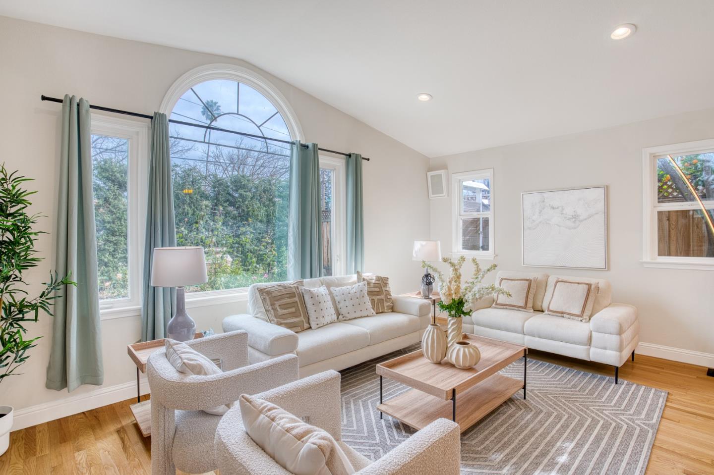 Detail Gallery Image 6 of 47 For 5575 Harwood Rd, San Jose,  CA 95124 - 3 Beds | 2/1 Baths