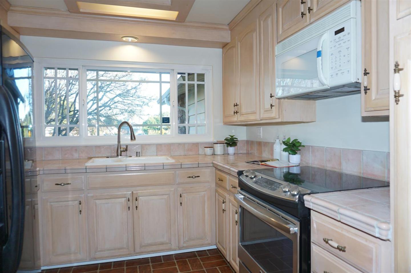 Detail Gallery Image 5 of 15 For 580 Pomeroy Ave, Santa Clara,  CA 95051 - 3 Beds | 2 Baths