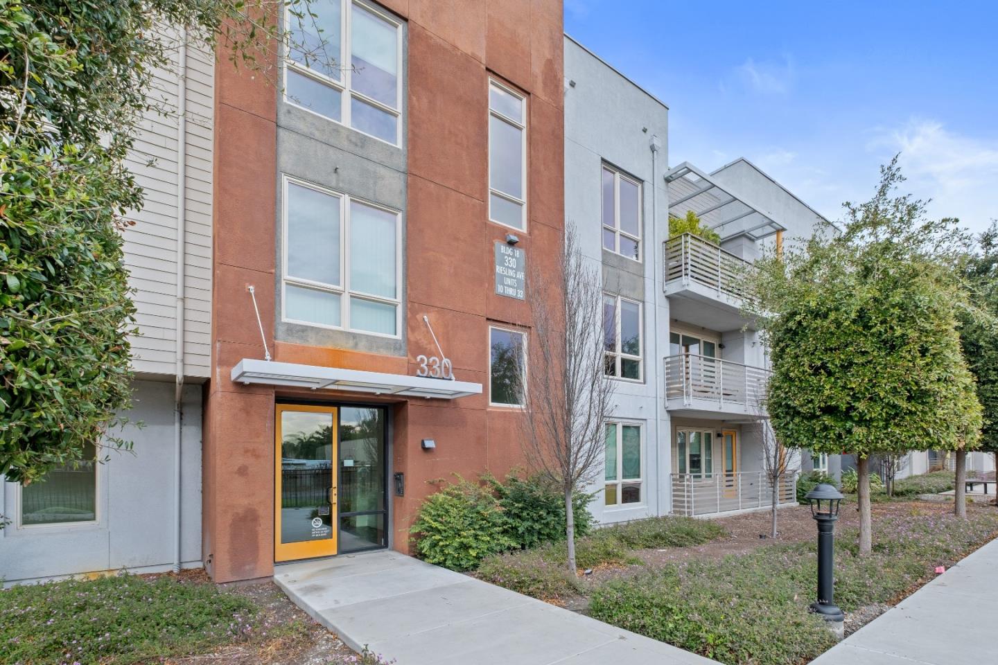 Detail Gallery Image 3 of 50 For 330 Riesling Ave #23,  Milpitas,  CA 95035 - 3 Beds | 2/1 Baths