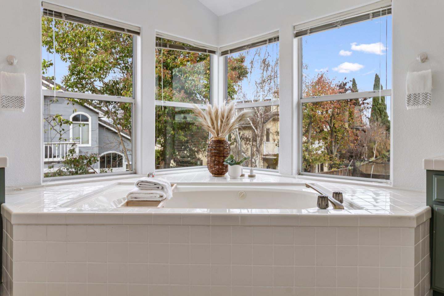 Detail Gallery Image 31 of 47 For 17669 River Run Rd, Salinas,  CA 93908 - 4 Beds | 3 Baths