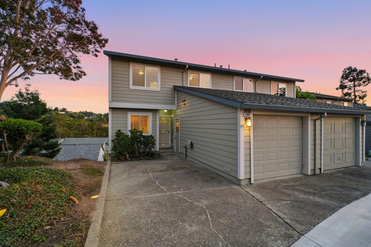 Detail Gallery Image 2 of 30 For 25067 Oakridge Ct, Hayward,  CA 94541 - 3 Beds | 2/1 Baths