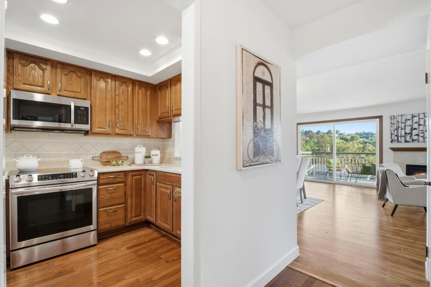 Detail Gallery Image 5 of 30 For 25067 Oakridge Ct, Hayward,  CA 94541 - 3 Beds | 2/1 Baths