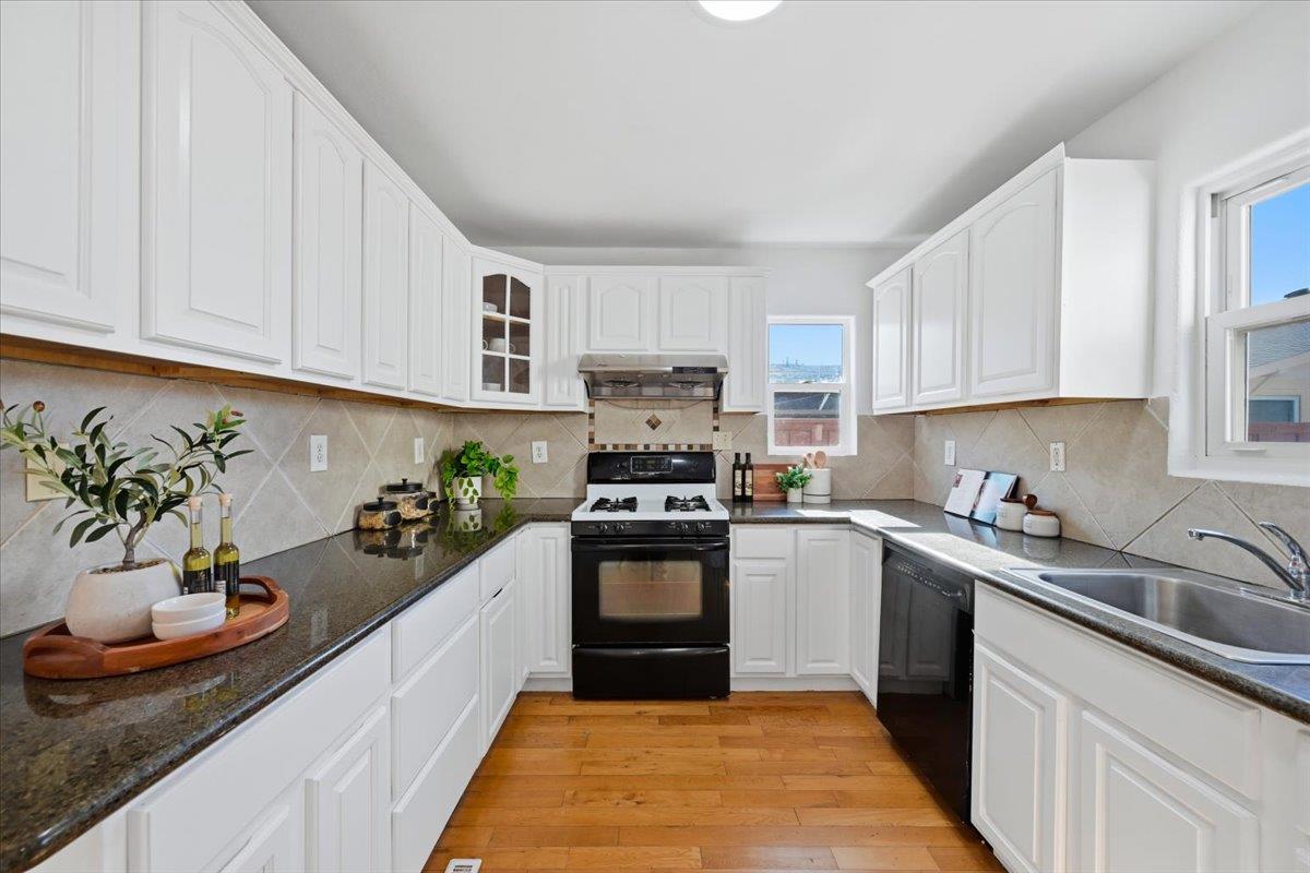 Detail Gallery Image 7 of 27 For 354 Irving Ave, San Jose,  CA 95128 - 4 Beds | 2 Baths