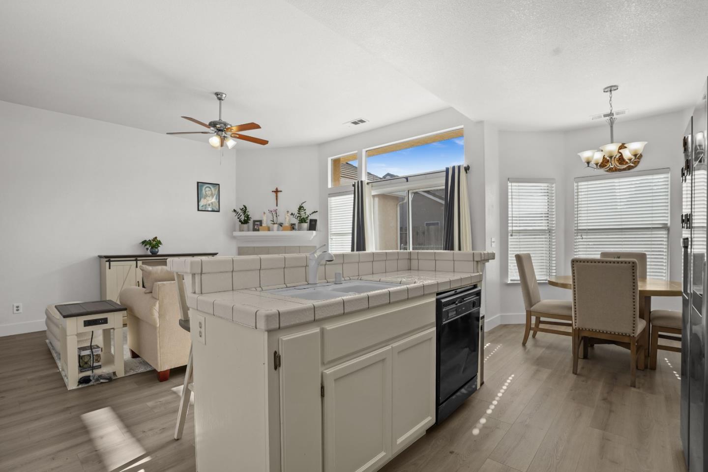 Detail Gallery Image 10 of 44 For 2208 Curzon Dr, Modesto,  CA 95355 - 3 Beds | 2 Baths