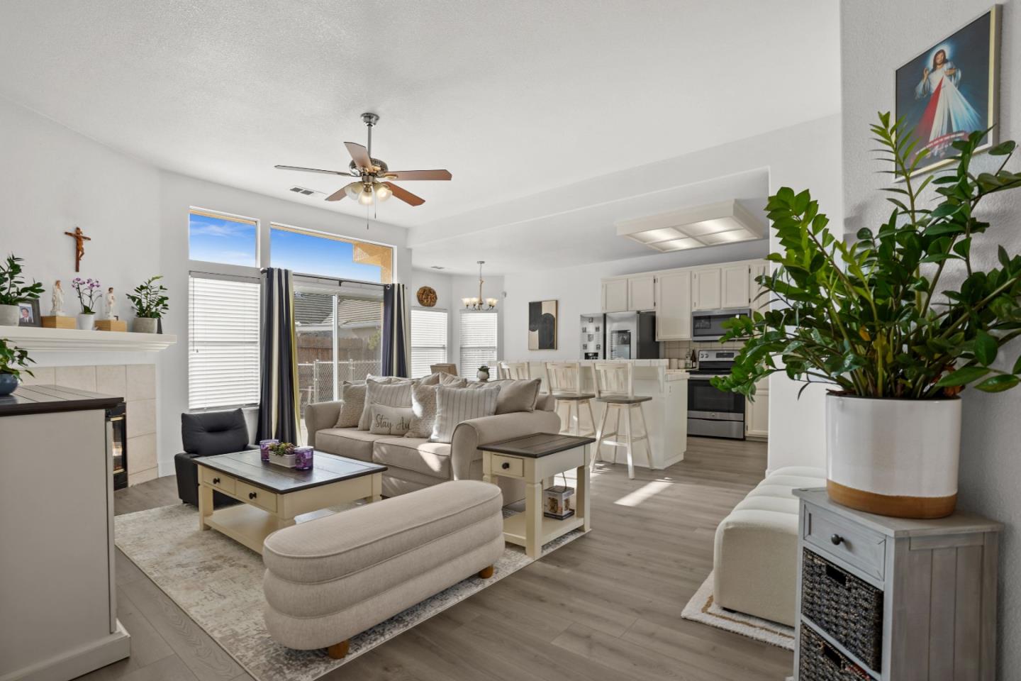 Detail Gallery Image 2 of 44 For 2208 Curzon Dr, Modesto,  CA 95355 - 3 Beds | 2 Baths