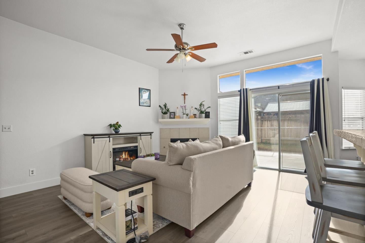 Detail Gallery Image 3 of 44 For 2208 Curzon Dr, Modesto,  CA 95355 - 3 Beds | 2 Baths