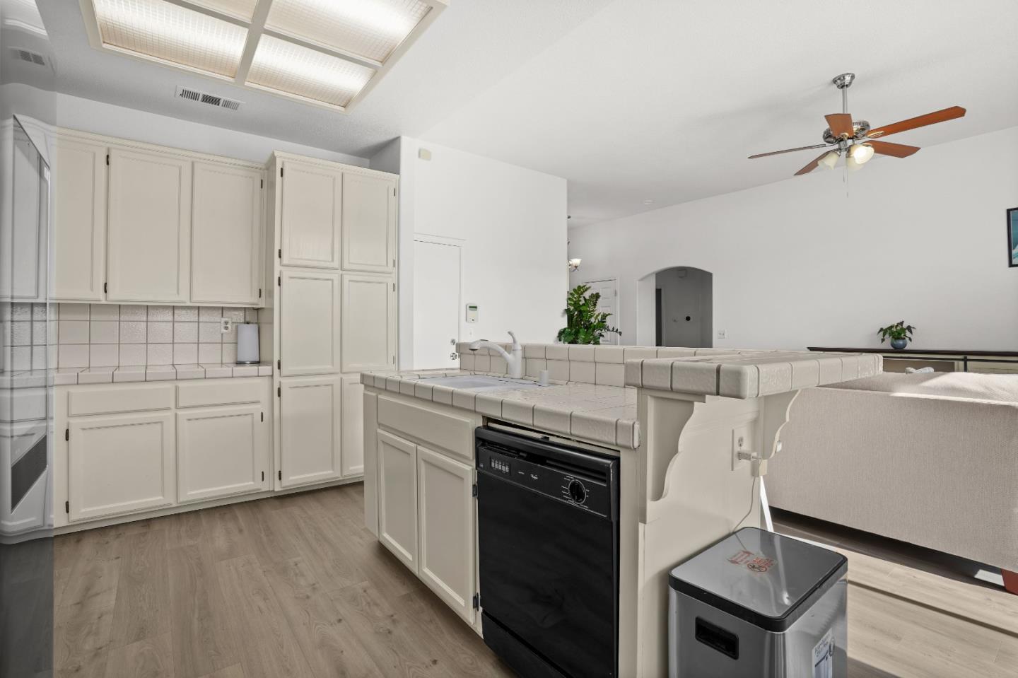 Detail Gallery Image 9 of 44 For 2208 Curzon Dr, Modesto,  CA 95355 - 3 Beds | 2 Baths