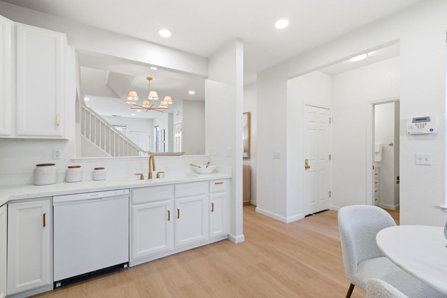 Detail Gallery Image 14 of 54 For 141 Laurel Way, Mountain View,  CA 94040 - 3 Beds | 2/1 Baths