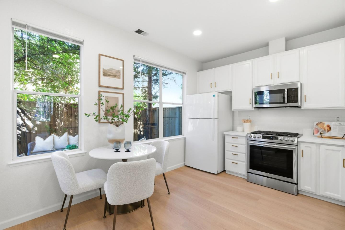 Detail Gallery Image 15 of 54 For 141 Laurel Way, Mountain View,  CA 94040 - 3 Beds | 2/1 Baths