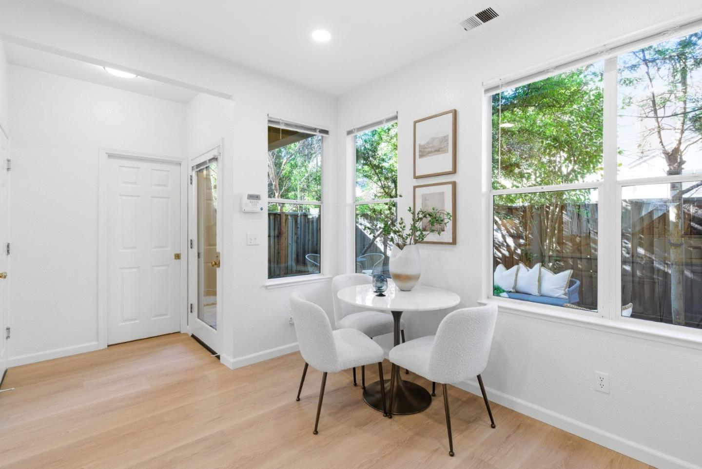 Detail Gallery Image 16 of 54 For 141 Laurel Way, Mountain View,  CA 94040 - 3 Beds | 2/1 Baths