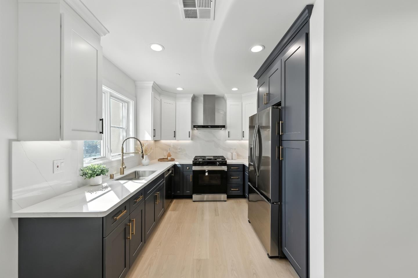 Detail Gallery Image 2 of 24 For 560 El Camino Real #201,  San Carlos,  CA 94070 - 2 Beds | 2 Baths