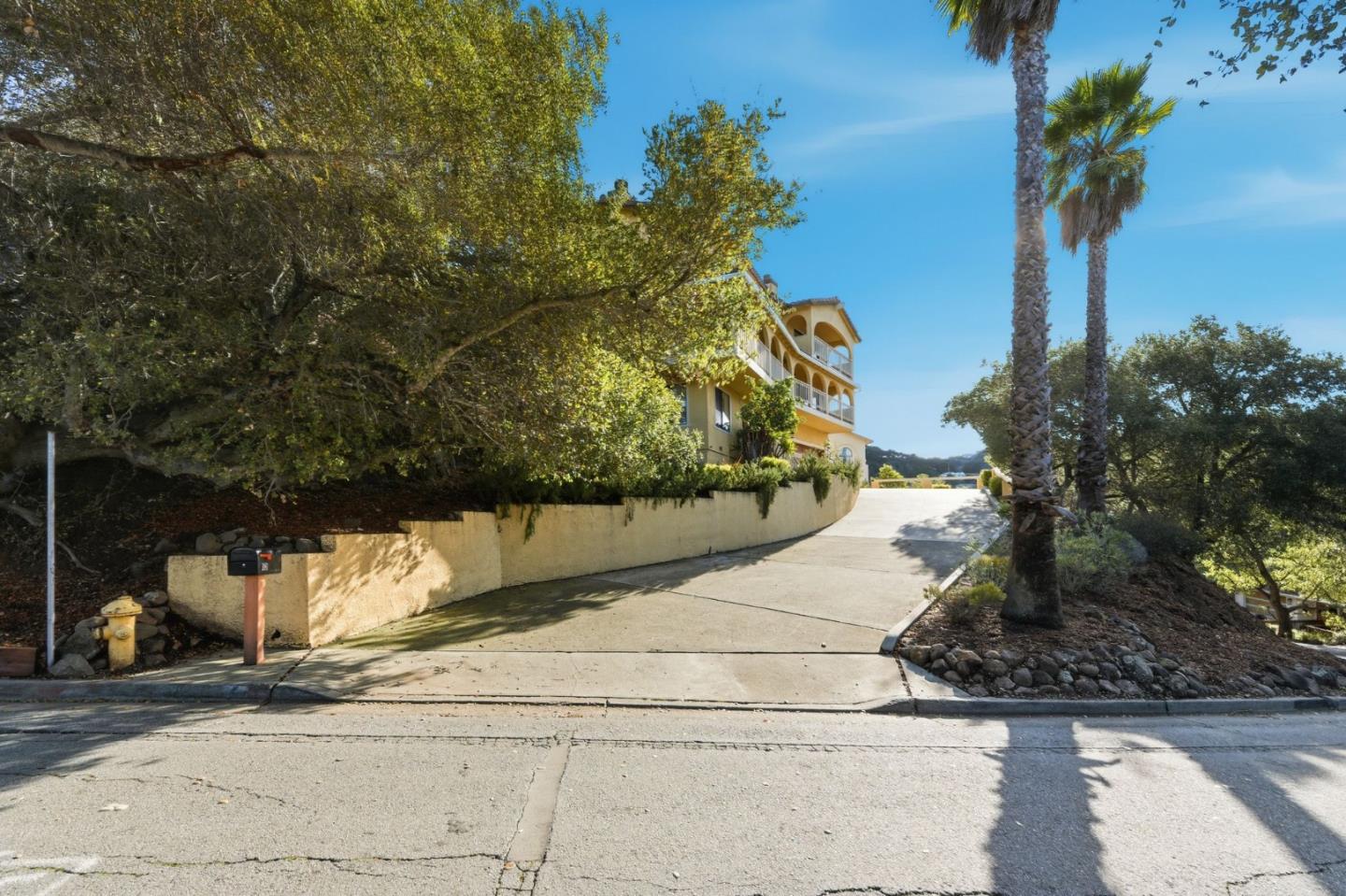 Detail Gallery Image 11 of 82 For 181 Coronado Ave, San Carlos,  CA 94070 - 4 Beds | 2/1 Baths