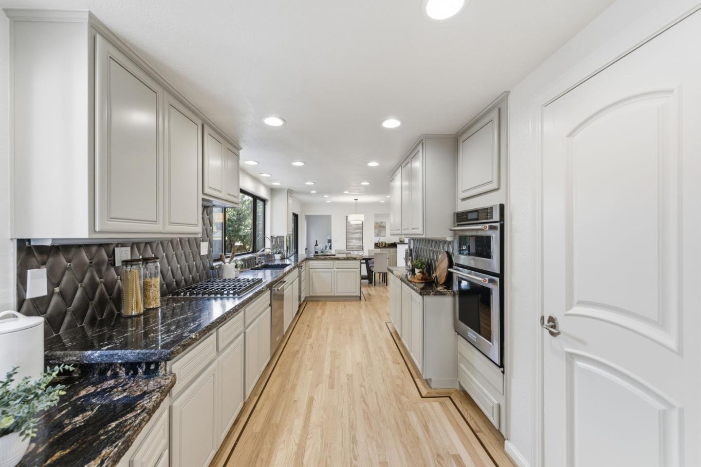 Detail Gallery Image 25 of 82 For 181 Coronado Ave, San Carlos,  CA 94070 - 4 Beds | 2/1 Baths