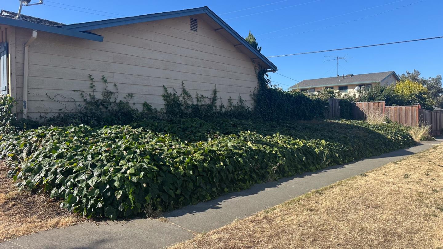 Detail Gallery Image 8 of 11 For 2085 Ashwood Ln, San Jose,  CA 95132 - 3 Beds | 2 Baths