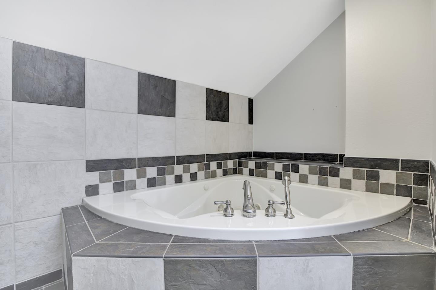 Detail Gallery Image 27 of 37 For 4688 Holycon Cir, San Jose,  CA 95136 - 5 Beds | 2/1 Baths