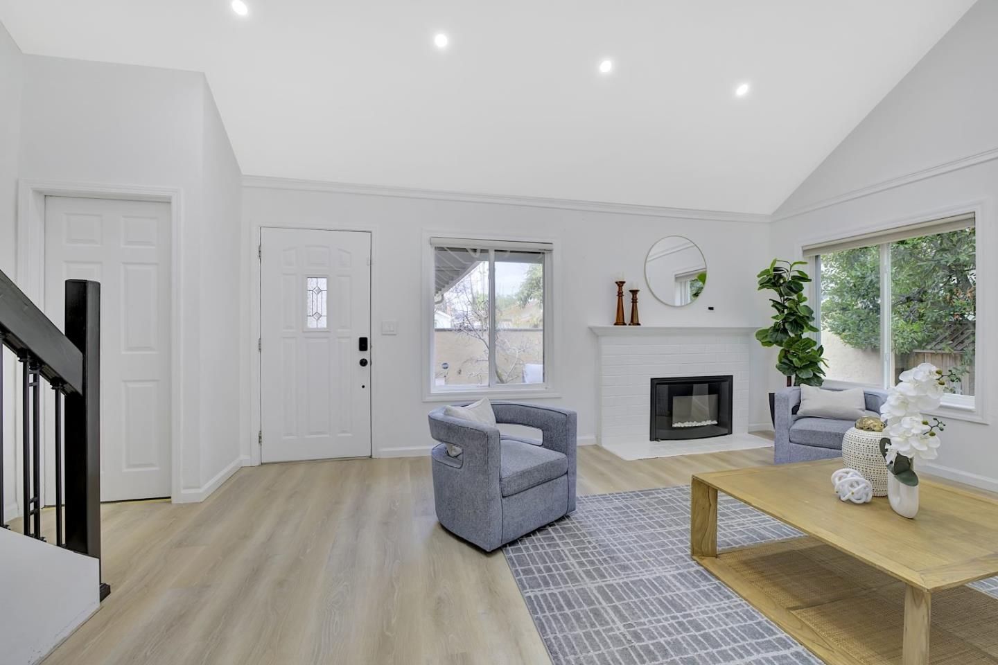 Detail Gallery Image 3 of 37 For 4688 Holycon Cir, San Jose,  CA 95136 - 5 Beds | 2/1 Baths