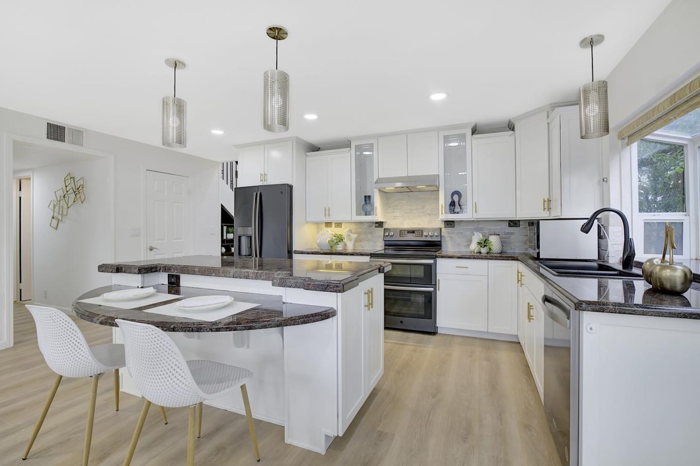 Detail Gallery Image 7 of 37 For 4688 Holycon Cir, San Jose,  CA 95136 - 5 Beds | 2/1 Baths