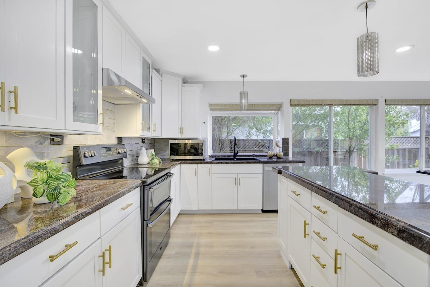 Detail Gallery Image 9 of 37 For 4688 Holycon Cir, San Jose,  CA 95136 - 5 Beds | 2/1 Baths