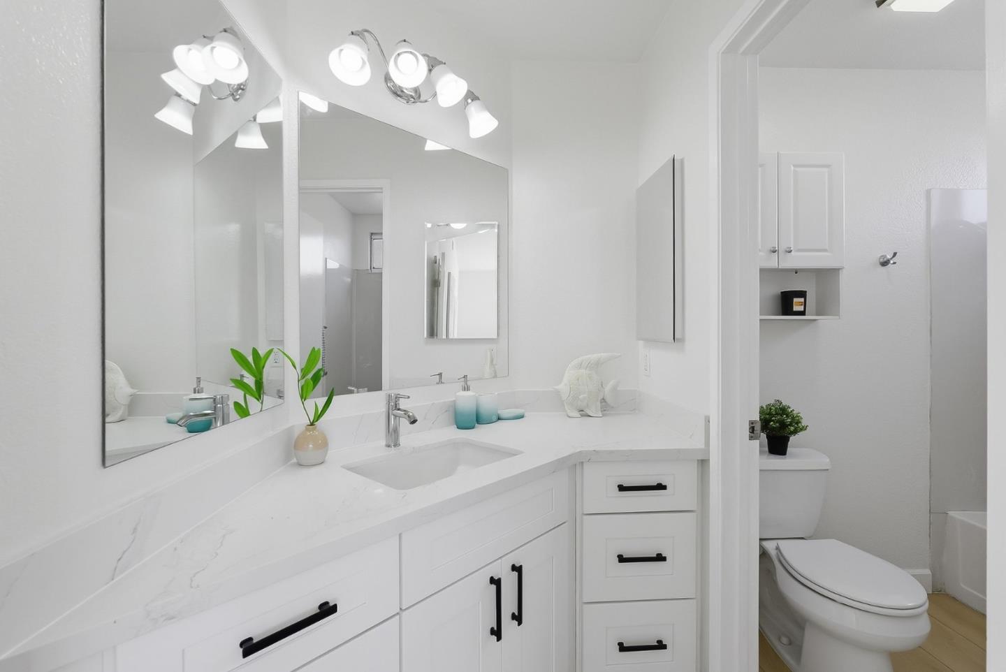 Detail Gallery Image 13 of 32 For 1567 Thornbriar Dr, San Jose,  CA 95131 - 2 Beds | 2 Baths