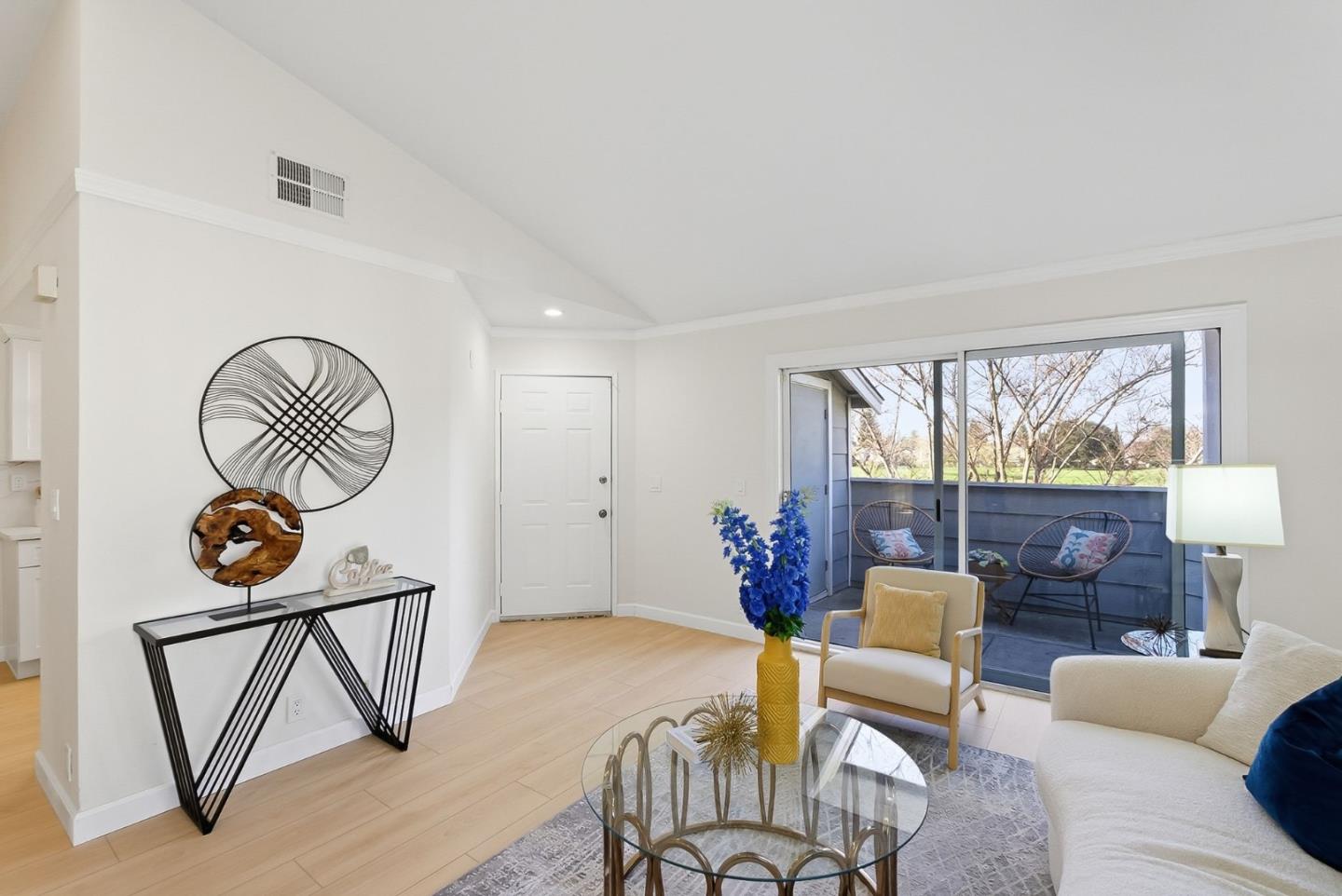 Detail Gallery Image 6 of 32 For 1567 Thornbriar Dr, San Jose,  CA 95131 - 2 Beds | 2 Baths