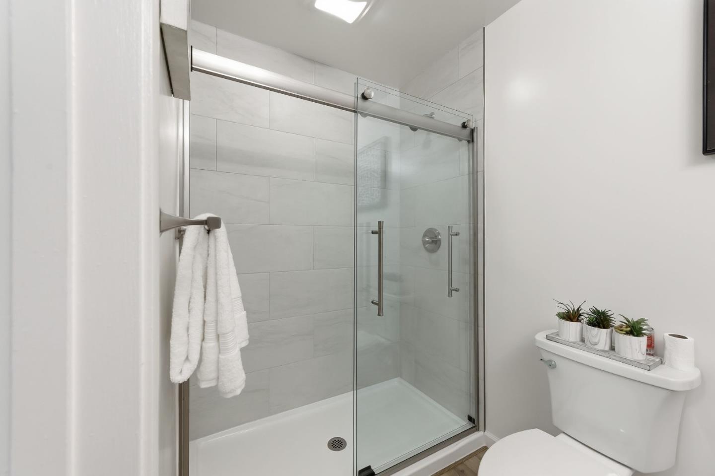 Detail Gallery Image 17 of 44 For 18405 Carmel Dr, Castro Valley,  CA 94546 - 4 Beds | 3 Baths