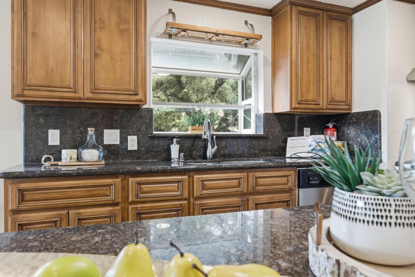 Detail Gallery Image 9 of 44 For 18405 Carmel Dr, Castro Valley,  CA 94546 - 4 Beds | 3 Baths