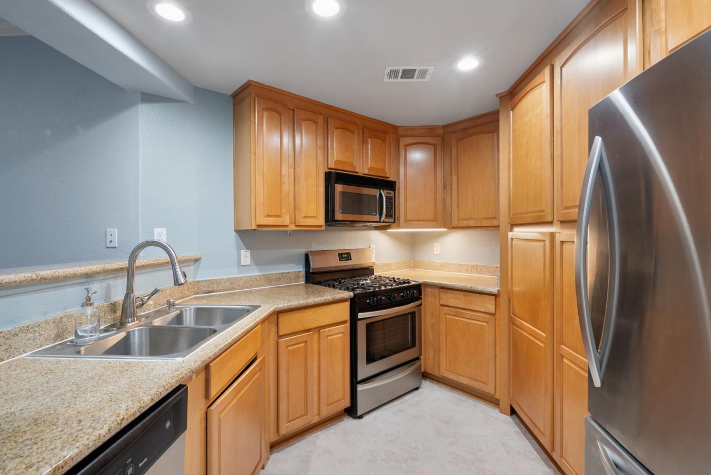 Detail Gallery Image 11 of 31 For 2210 Gellert Blvd #5305,  South San Francisco,  CA 94080 - 3 Beds | 2 Baths