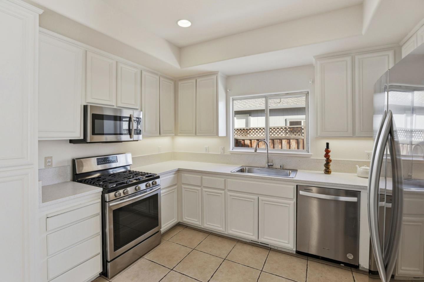 Detail Gallery Image 14 of 45 For 941 Steinbeck Dr, Hollister,  CA 95023 - 5 Beds | 3 Baths