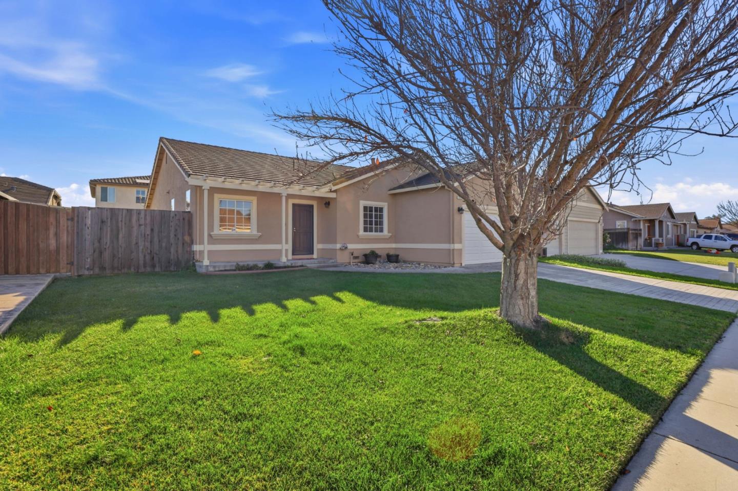 Detail Gallery Image 2 of 45 For 941 Steinbeck Dr, Hollister,  CA 95023 - 5 Beds | 3 Baths