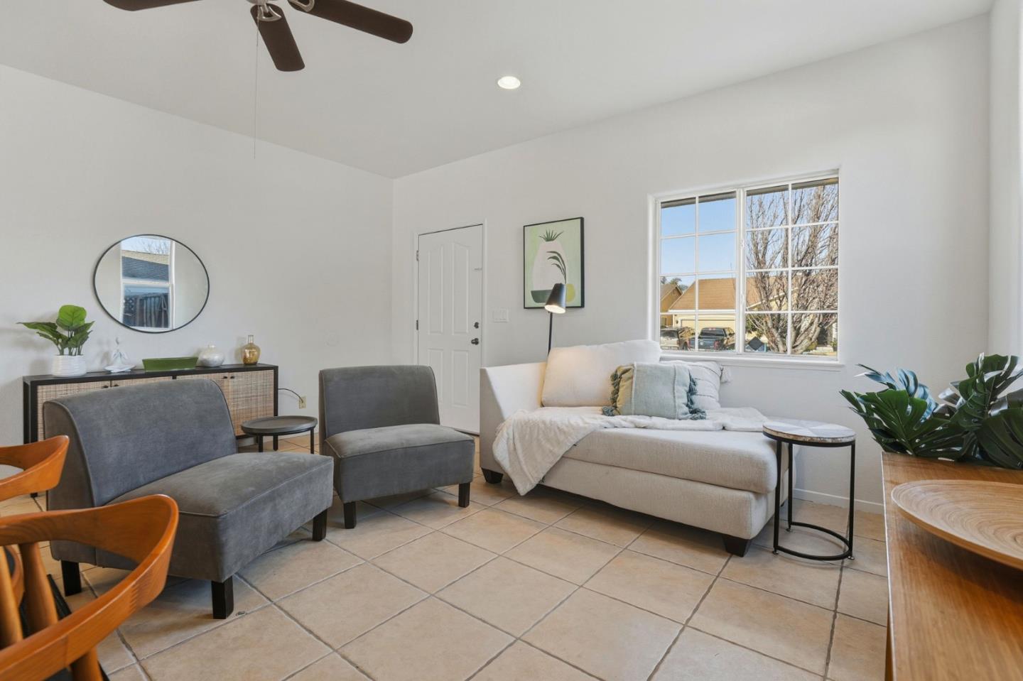 Detail Gallery Image 8 of 45 For 941 Steinbeck Dr, Hollister,  CA 95023 - 5 Beds | 3 Baths