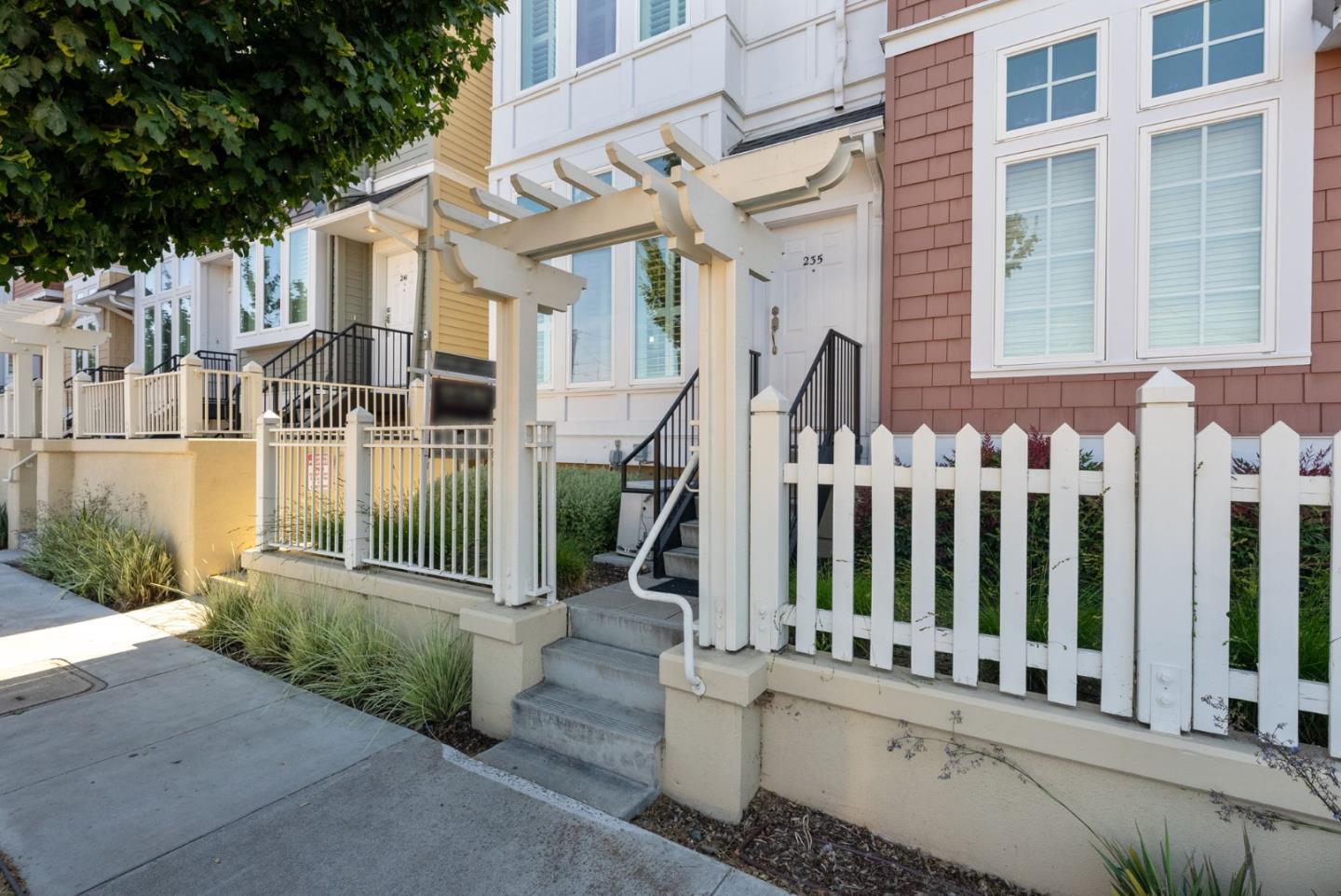 Detail Gallery Image 2 of 48 For 235 Laurel Grove Ln, San Jose,  CA 95126 - 4 Beds | 2/1 Baths