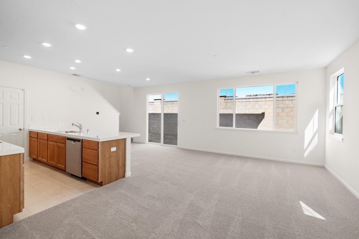 Detail Gallery Image 10 of 27 For 2250 Gladiola Dr, Hollister,  CA 95023 - 3 Beds | 2/1 Baths