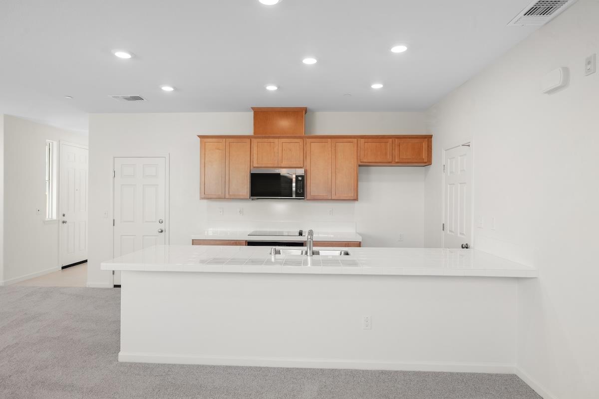 Detail Gallery Image 4 of 27 For 2250 Gladiola Dr, Hollister,  CA 95023 - 3 Beds | 2/1 Baths