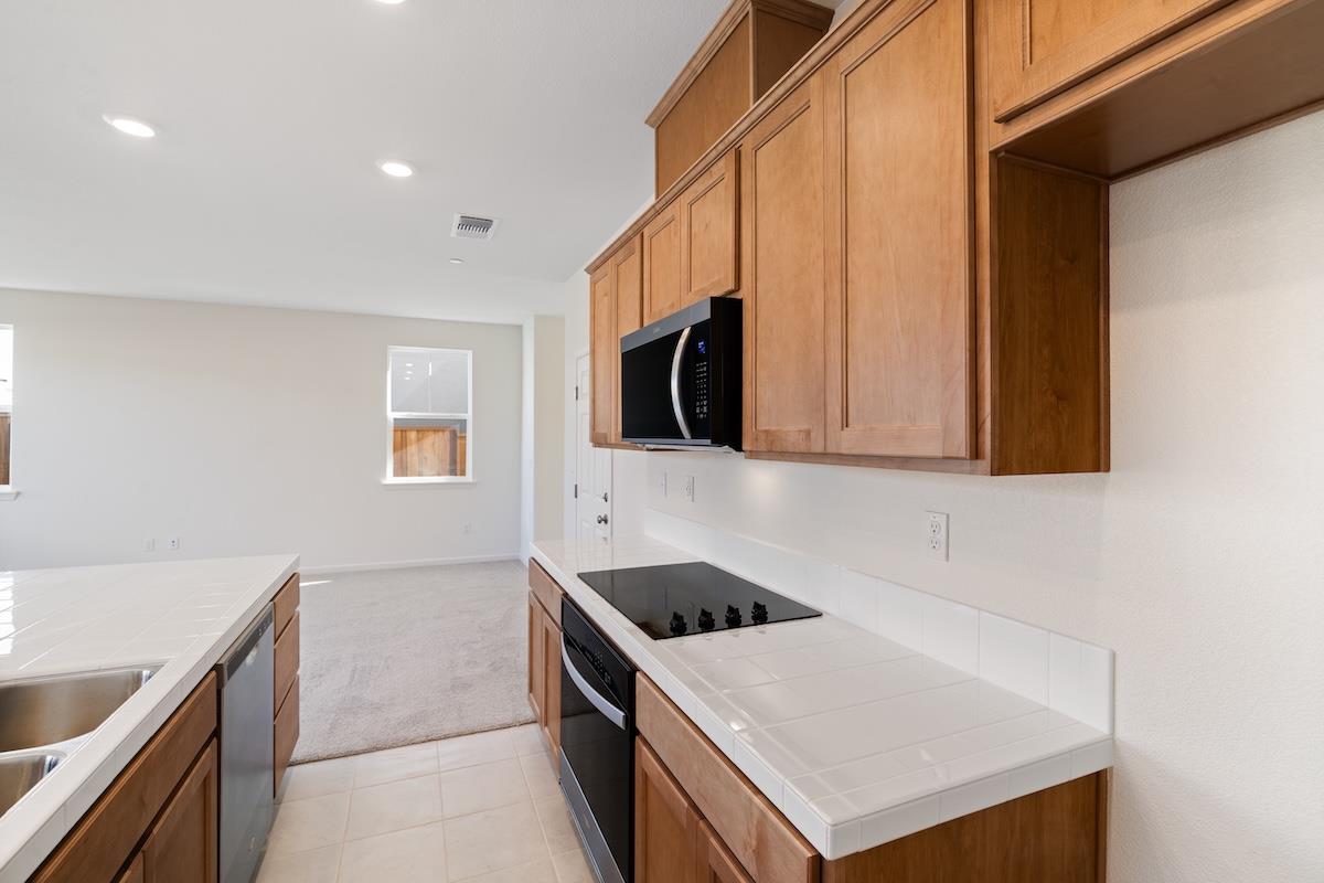 Detail Gallery Image 5 of 27 For 2250 Gladiola Dr, Hollister,  CA 95023 - 3 Beds | 2/1 Baths
