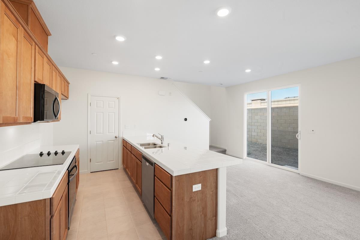 Detail Gallery Image 6 of 27 For 2250 Gladiola Dr, Hollister,  CA 95023 - 3 Beds | 2/1 Baths