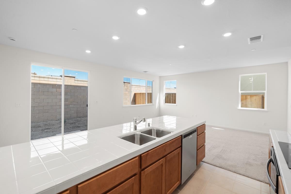 Detail Gallery Image 8 of 27 For 2250 Gladiola Dr, Hollister,  CA 95023 - 3 Beds | 2/1 Baths