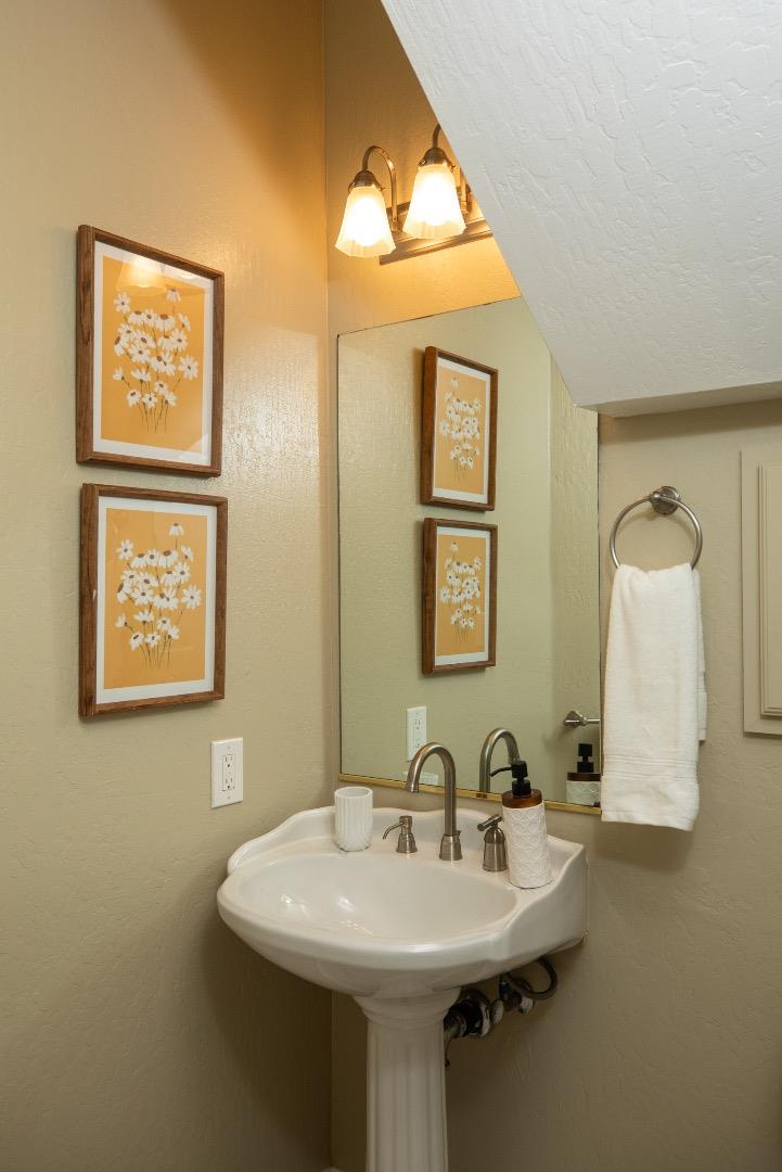 Detail Gallery Image 13 of 18 For 719 Elizabeth Ln, Menlo Park,  CA 94025 - 2 Beds | 2/1 Baths