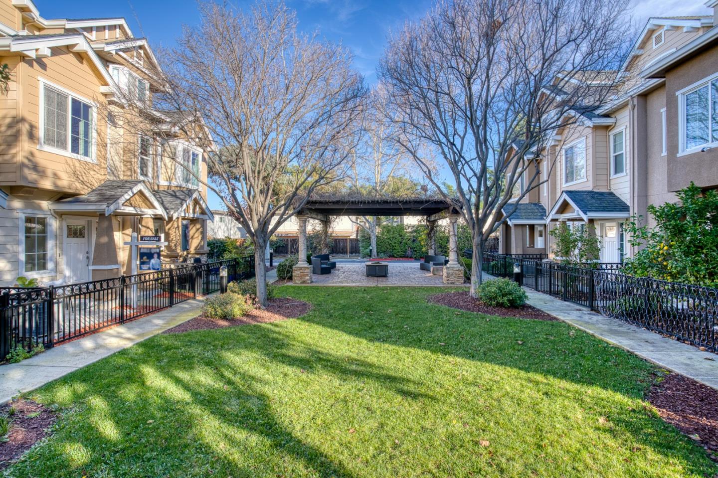 Detail Gallery Image 9 of 53 For 2219 Woodberry Ln, Mountain View,  CA 94043 - 3 Beds | 2/1 Baths