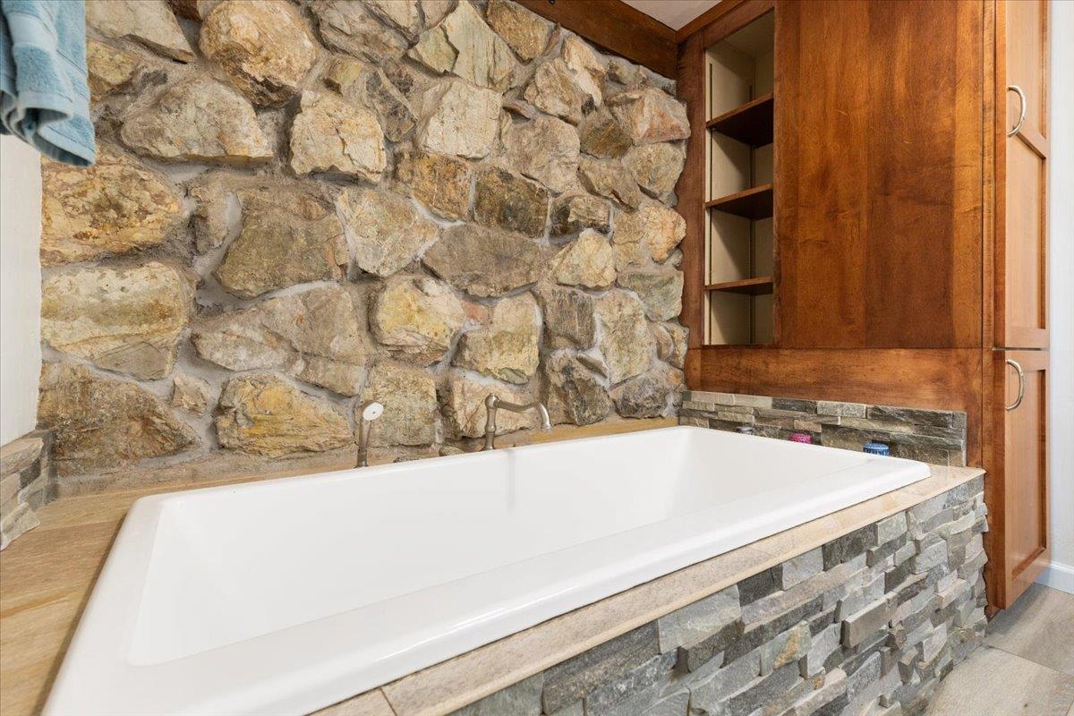 Detail Gallery Image 20 of 38 For 21565 Old Mine Rd, Los Gatos,  CA 95033 - 4 Beds | 2 Baths