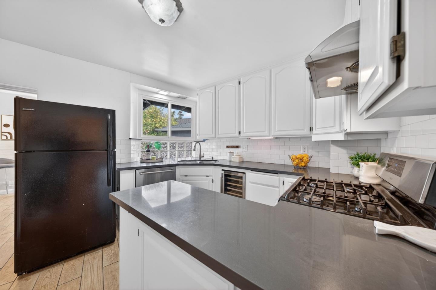 Detail Gallery Image 12 of 29 For 808 Winchester Dr, Burlingame,  CA 94010 - 3 Beds | 2 Baths