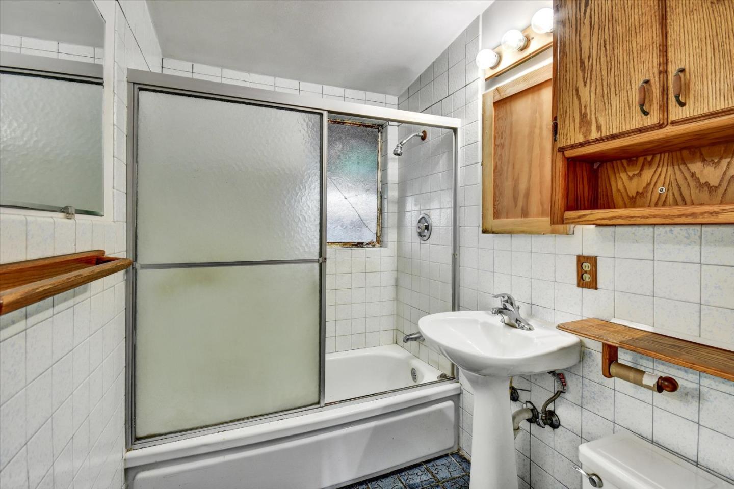 Detail Gallery Image 19 of 21 For 290 N Rengstorff Ave, Mountain View,  CA 94043 - 3 Beds | 2 Baths