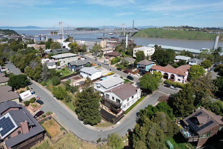 Detail Gallery Image 5 of 38 For 619 Edwards St, Crockett,  CA 94525 - 6 Beds | 3 Baths